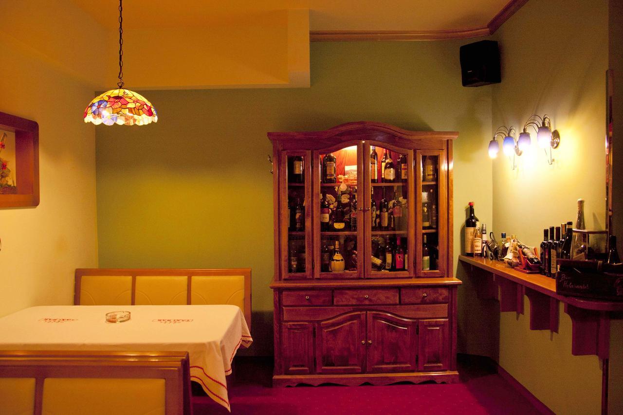 Taxi Bar Motel Bosanska Gradiska Buitenkant foto