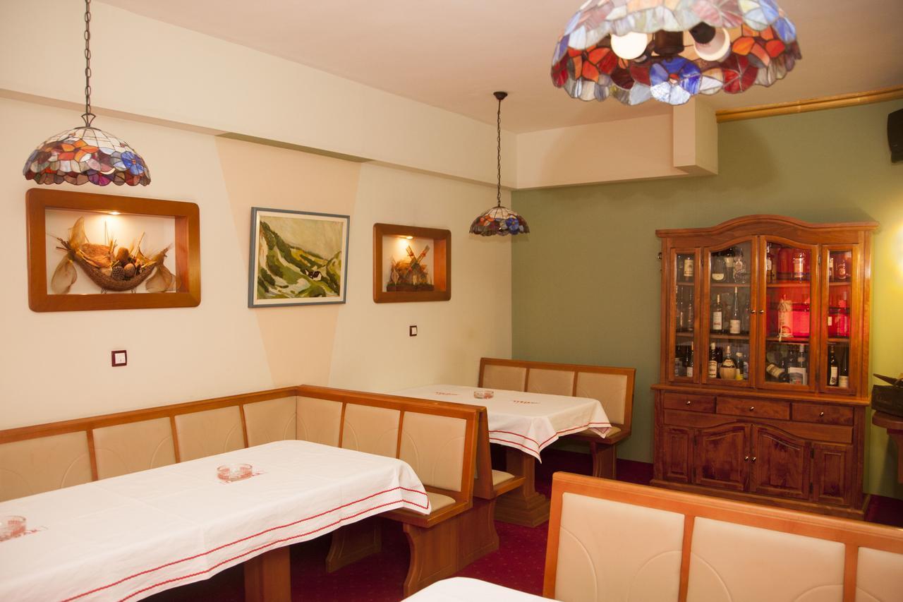 Taxi Bar Motel Bosanska Gradiska Buitenkant foto